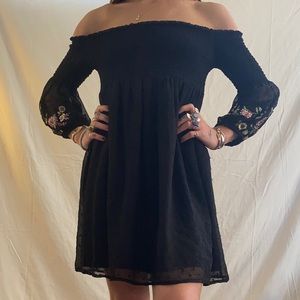 Little black dress with floral embroidery sleeves